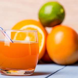 Suco mix de frutas refrescante com laranja, abacaxi e acerola