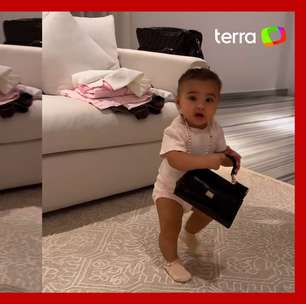 Filha de Neymar brinca com bolsa que chega a custar R$ 20 mil