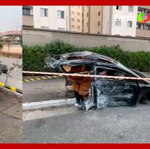 Carro se parte ao meio após motorista bater em poste em SP; uma pessoa morreu