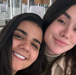Influenciadora Maria Venture faz surpresa romântica para namorada, a sertaneja Yasmin Santos