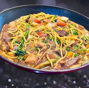 Yakisoba de carne e frango com sobras do churrasco: receita fácil e sem desperdício