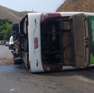 Grave acidente com ônibus deixa 3 mortos; coletivo levava atletas de futebol americano