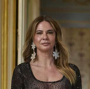 Luciana Gimenez desfila com flores e transparência em Paris