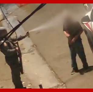 Policial Militar é flagrado jogando spray de pimenta no rosto de idoso em comunidade de SP