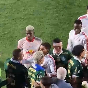 Vídeo: Duelo entre Red Bull Bragantino e Palmeiras termina com briga e confusão generalizada