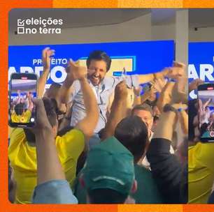 Ricardo Nunes é carregado, pula e canta em festa por resultado do 1º turno em SP