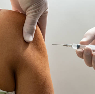 Quarta dose da vacina contra Covid-19 reduz riscos de hospitalização e morte