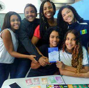 Professora de escola pública no RJ é eleita profissional do ano com projeto sobre diversidade étnico-racial