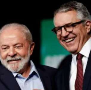 Lula recebe Padilha no ALVORADA, após sofrer ACIDENTE e cancelar ida a Rússia