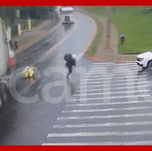 Motociclista salta de moto para não ser atropelado por caminhão no Paraná