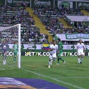 Goleiro Tadeu marca e Goiás goleia a Chapecoense na Arena Condá