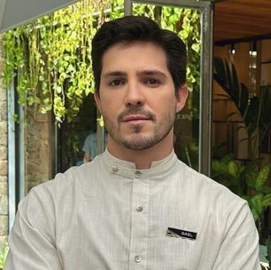 No ar em "Mania de Você", ator Igor Cosso relata constrangimento ao comprar alianças para o noivo