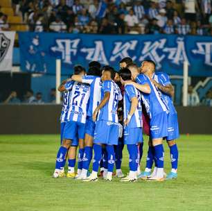 No fim e com um a menos, Paysandu vira para cima do Coritiba