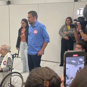 Boulos repete rito do 1º turno e acompanha avó, que se derrete: "Por meu neto, vinha até a pé"