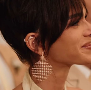 Marquezine é madrinha de casamento com look amarelo-manteiga