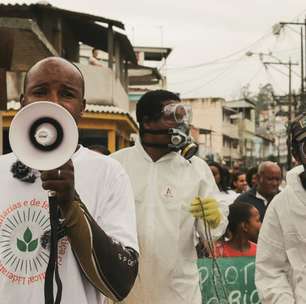 Comunidade protesta após gasolina, diesel e asfalto contaminarem rio