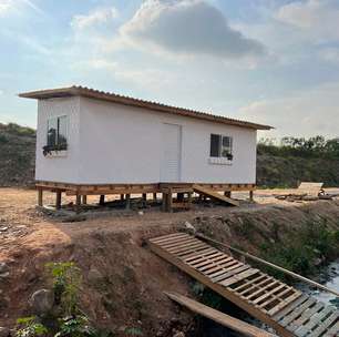 Casas de tijolos de plástico reciclado são doadas a famílias em situação de vulnerabilidade