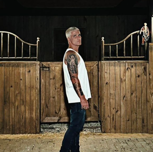 Bruno Gagliasso comemora beijo gay em série quase 20 anos depois de ser censurado em novela