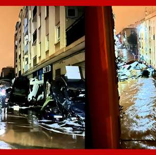 Moradora mostra velocidade em que água subiu durante chuvas torrenciais na Espanha