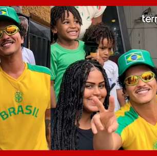 Bruno Mars toma cerveja, anda na garupa de moto e desfila com camisa da Seleção por ruas de BH