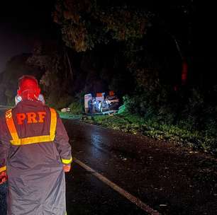 Enfermeira do Samu morre em acidente após perder controle da direção e bater em ponto de ônibus no Paraná