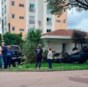 Motorista e passageira de carro de app ficam feridos após capotamento em Curitiba