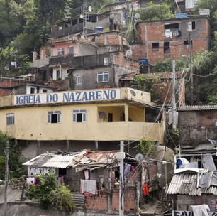 Favelas têm 6,5 estabelecimentos religiosos para cada escola