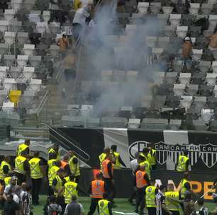 Torcedores do Atlético-MG invadem campo após derrota para o Flamengo