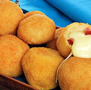 Bolinha de queijo com bacon: sirva o salgadinho caseiro em festas
