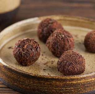 Brigadeiro de cookies de chocolate: surpreenda com o docinho fácil