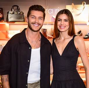 Camila Queiroz e Ambrosio de look preto em feira de calçados