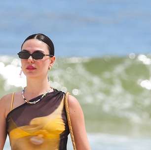 Isis Valverde impacta na praia com look transparente e estiloso