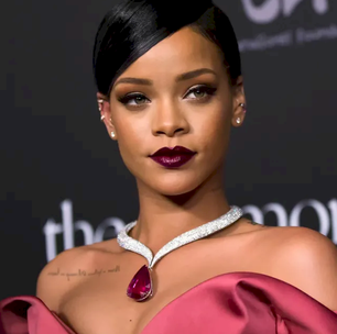 Rihanna é fotografada em um ponto de ônibus com campanha de sua própria marca