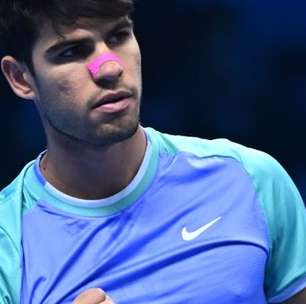 Alcaraz se recupera, derrota Rublev e se mantém vivo no ATP Finals