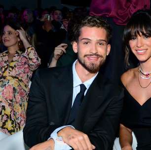 Bruna Marquezine e João Guilherme esbanjam carinho em evento