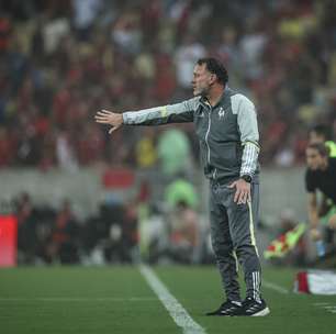 Gabriel Milito fala sobre substituição de Hulk na partida contra o Flamengo: 'vinha de uma sobrecarga muscular'.