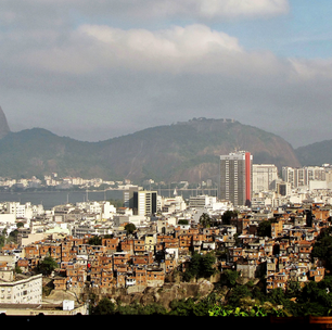 Jovens periféricos sobem o morro em prévia do G20 no RJ