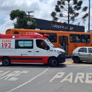 Ao fazer o retorno, veículo é atingido por ônibus em trevo na Cidade Industrial de Curitiba