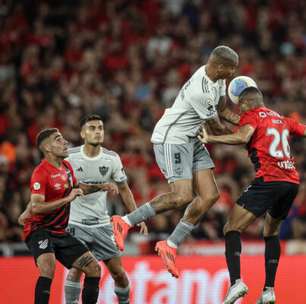 Athletico-PR vence o Atlético-MG, deixa o Z4 e respira no Brasileirão