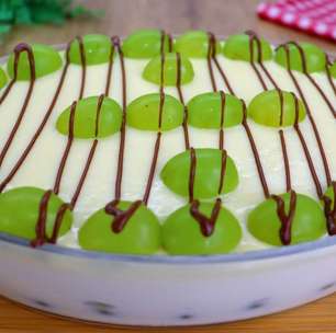 Bombom de uva na travessa uma sobremesa que é perfeita para servir no seu natal