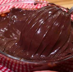 Creme de chocolate cremoso e fácil de fazer, que pode ser usado para bolos e tortas