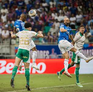 Palmeiras vence Bahia em jogo movimentado e segue na cola do líder no Brasileirão