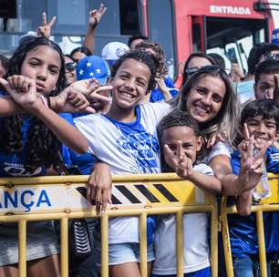 Torcida do Cruzeiro marca presença no "aerozêro" antes de final da Sula