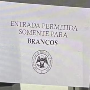 Estudantes de Direito fixam cartaz com frase 'somente para brancos' para simular segregação racial; colegas afirmam racismo