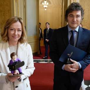 Milei presenteia primeira-ministra da Itália com um boneco de si mesmo com motosserra