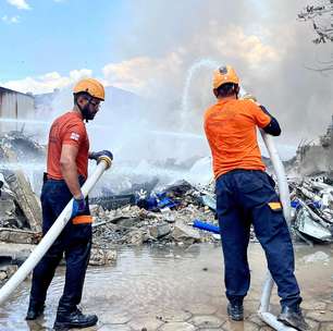 Incêndio atinge fábrica de processamento de recicláveis em Itaquaquecetuba