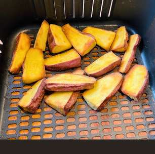 Batata doce na airfryer: aparência de frita, mas muito sequinha