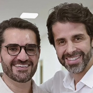 Marcelo Cosme, apresentador da GloboNews, se casa com médico em cerimônia civil