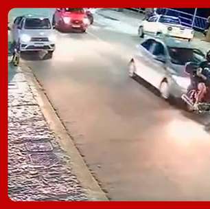 Motociclista parado no trânsito é arremessado após ser atingido por carro em MG