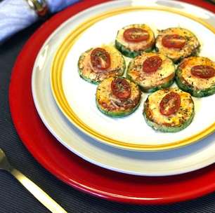 Mini pizzas de abobrinha com tomate cereja, leves e low carb